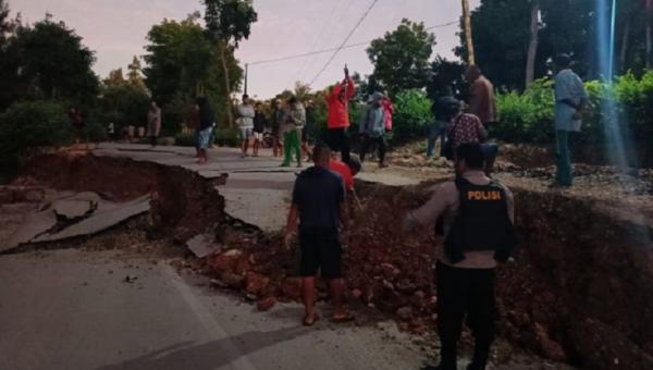 Jalan Raya di Timor Tengah Selatan Rusak Diduga Terdampak Gempa Maluku, Transportasi Lumpuh