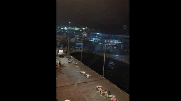 Tangkapan Layar Kepanikan Warga di Pelabuhan Sudarso Tual Maluku Tenggara usai Gempa M7,9 (Foto: Twitter)