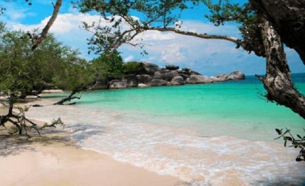 Pantai Tanjung Tinggi yang menjadi lokasi syuting film Laskar Pelangi. (Foto: i.pinimg.com)