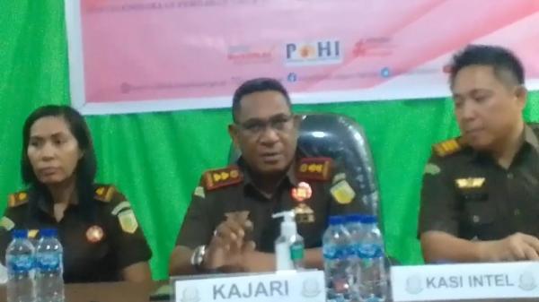 Kajari Fakfak Nixon Nikolaus Nilla, saat konferensi pers. (FOTO: iNews/RAHMAN)