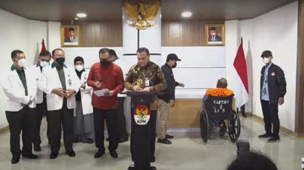 Lukas Enembe diperlihatkan dalam jumpa pers KPK (tangkapan layar)