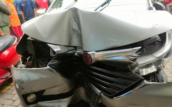 Sopir Ngantuk, Mobil Tabrak Motor hingga Gerobak Gorengan di Babelan Bekasi