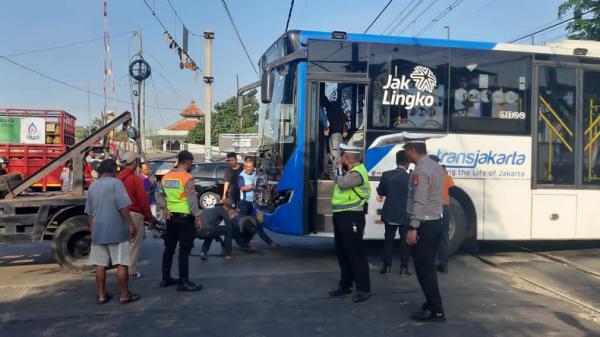 Bus Transjakarta Mogok di Perlintasan Kereta Green Garden, Polisi Koordinasi dengan KAI