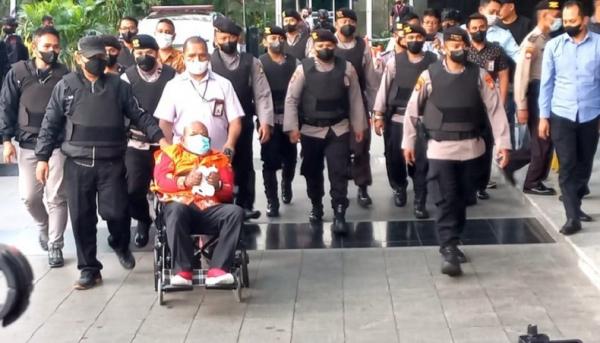 Penampakan Lukas Enembe Tiba di Gedung KPK, Acungkan 2 Jempol