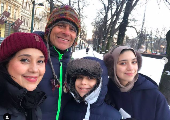 Artis lawas punya suami bule. (foto: Instagram)