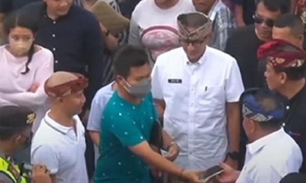 Bupati Jembrana Nengah Tamba jadi tukang foto. (Foto: Instagram @sandiuno)