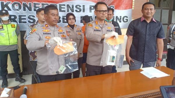 KAPOLRESTABES BANDUNG JAMBRET CICENDO Kapolrestabes Bandung Kombes Pol Aswin Sipayung menunjukkan barang bukti HP yang dijambret tersangka Ega dan Sofyan. (FOTO: iNews.id/AGUS WARSUDI)