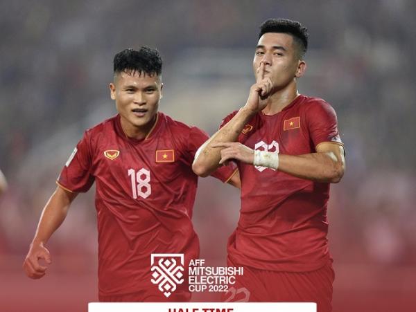 Timnas Vietnam unggul 1-0 atas Timnas Thailand di babak pertama leg pertama final Piala AFF 2022. Gol dicetak Nguyen Tien Linh. (foto: twitter/Aseanfootball)