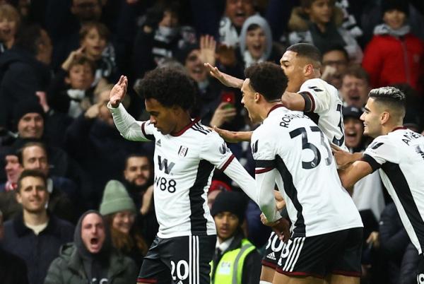 Willian Winger Fulham, Willian enggan berselebrasi usai mencetak gol ke gawang Chelsea pada laga Liga Inggris 2022/2023 di Stadion Craven Cottage, London, Jumat (13/1/2023). (Foto: REUTERS)