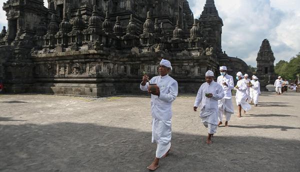 Ant Galungan Prambanan 2 Umat Hindu beribadah di kompleks Candi Prambanan. (foto: istimewa)