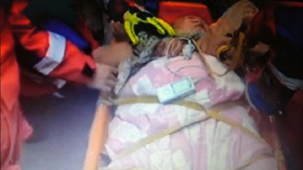 Heroik, Aksi Petugas Damkar Evakuasi Lansia Obesitas Tak Sadarkan Diri Berbobot 150 Kg