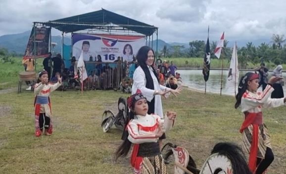 Bacaleg Partai Perindo Susaningtyas Nefo Kertapatai ikut menari Jaran Kepang saat sosialisasi dan temu warga di Purworejo. (Foto: ist)