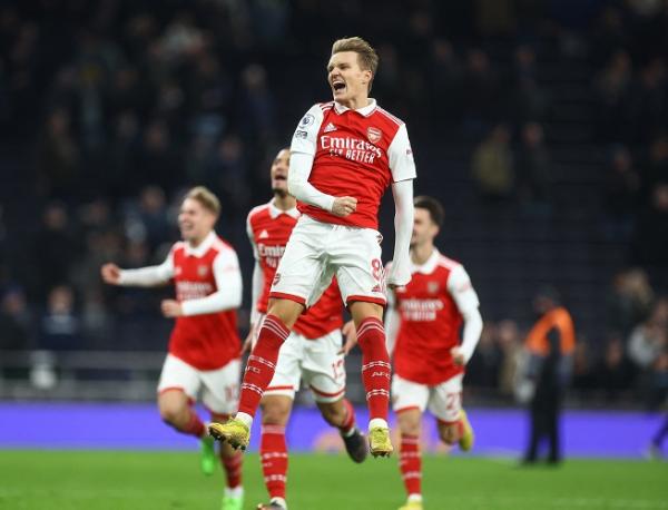 Arsenal Odegaard Tottenham Hotspur tak berdaya di laga bertajuk derbi London kontra Arsenal pada lanjutan Liga Inggris 2022-2023. Bermain di Tottenham Hotspurs Stadium, Minggu (15/1/2023) malam WIB, mereka kalah dengan skor 0-2. (Foto: REUTERS)
