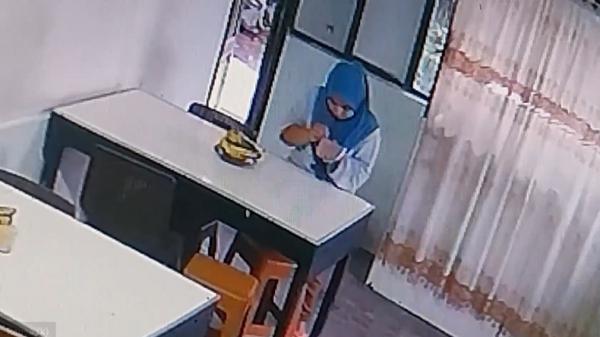 Ponsel meledak Sari mencoba perbaiki dengan jarum pentul (Wahyu Sikumbang/iNews.id)