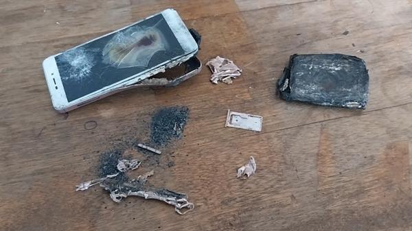 Ponsel Sari meledak karena ditusuk jarum Konsidi ponsel milik Sari usai meledak karena ditusuk jarum pentul (Wahyu Sikumbang/iNews.id)