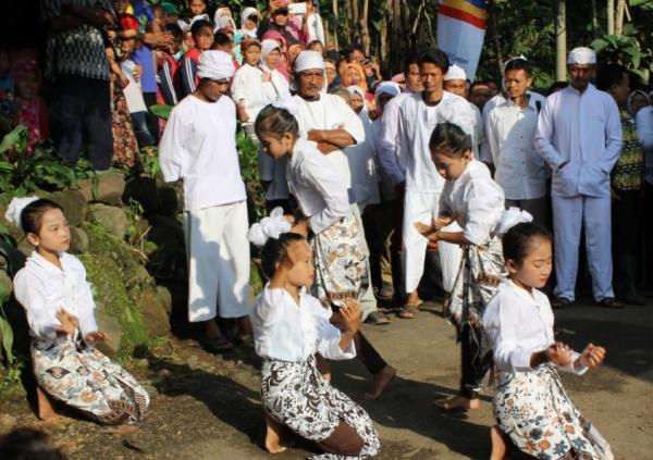 Tradisi unik warga Kampung Adat Jalawastu, Brebes. (Foto: Pemkab Brebes)