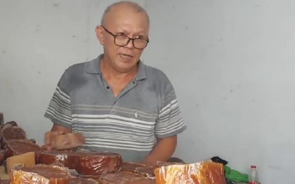 Hom Sen, pemilik rumah produksi kue keranjang di Jalan Selakaso, Kota Tasikmalaya. (FOTO: iNews/ASEP JUHARIYONO)