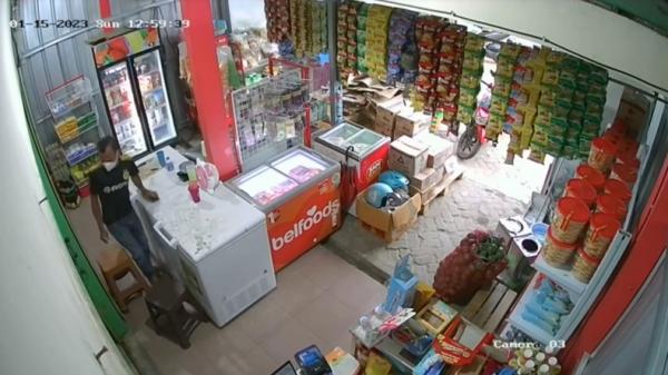 pencuri ponsel Pria yang mencuri ponsel di warung wilayah Bandarlampung. Aksinya terekam CCTV (Andres Afandi/iNews.id)