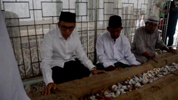 Ketua Harian Nasional DPP Partai Perindo, Tuan Guru Bajang (TGB) Muhammad Zainul Majdi melakukan ziarah ke makam ulama besar Abdurrauf Bin Ali Al-Fansury. (Taufan Mustafa/MNC Portal)