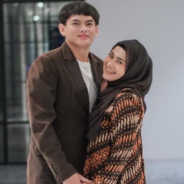 Artis Lawas Menikah dengan Brondong. (Foto: instagram)