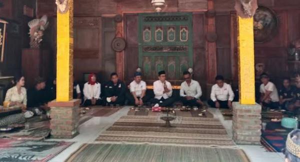 Ketua Harian Nasional DPP Partai Perindo Dr TGB HM Zainul Majdi bersilaturahmi dengan sejumlah tokoh budaya di Bandung. (Foto: MPI)