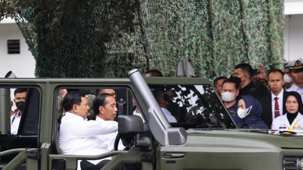 Menteri Pertahanan Prabowo Subianto menyopiri Presiden Joko Widodo (Jokowi) berkeliling melihat pameran alutsista dengan kendaraan rantis Maung, Rabu (18/1/2023). (Foto: Istimewa)