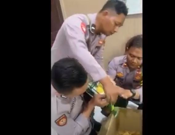 Petugas menggeledah sabu 5 kg dari kedua pelaku di Nunukan. (Foto: iNews/Usman Coddang)