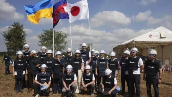Tentara Ukraina Belajar Bersihkan Ranjau ke Kamboja