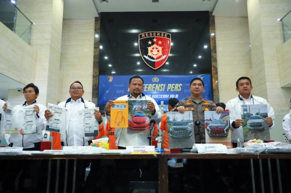 Bareskrim Kejahatan Perbankan Polisi di Jakarta, Kamis (19/1/2023), menunjukkan barang bukti yang digunakan para pelaku kejahatan siber yang memanfaatkan APK untuk mencuri data perbankan dan menguras isi rekening nasabah. (Foto: Istimewa/Dok. BRI)
