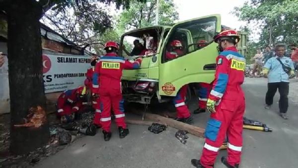 Sopir Truk Terjepit usai Tabrak Pohon Mahoni di Cipayung, Petugas Damkar Turun Tangan