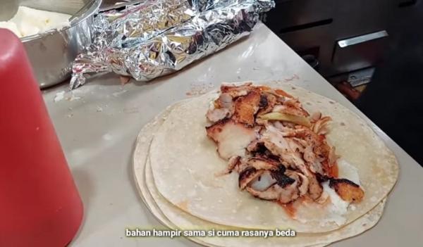 Mantan Tenaga Kerja Indonesia (TKI) di Turki, Nasrullah sukses menjadi pengusaha kebab di Bogor, Jawa Barat. (Foto: YouTube money fighter)