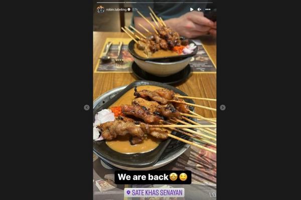 Robin Tabeling sate Robin Tabeling asyik makan sate menjelang ajang Indonesia Masters 2023. (Foto: Instagram/@robin.tabeling)