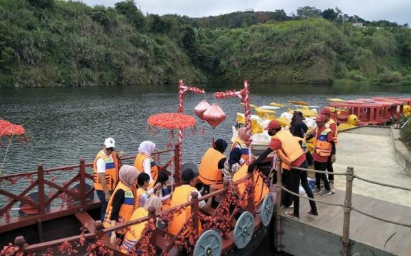 TEPI DANAU PADALARANG Pengunjung di objek wisata Tepi Danau, kawasan Kota Baru Parahyangan, Padalarang, KBB. (FOTO: ADI HARYANTO)