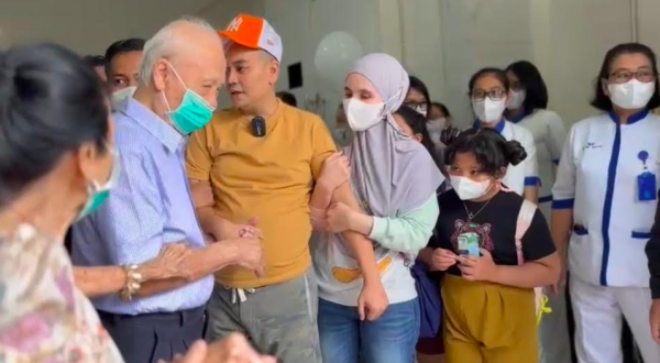 Indra Bekti pulang dari rumah sakit. (Foto: dok pribadi)