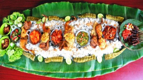 Balakecrakan Kebiasaan orang Sunda, makan bersama. (FOTO: ISTIMEWA/TIPADVISOR)