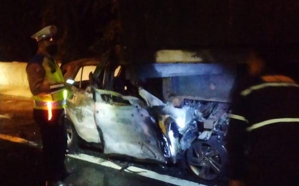 Mobil Terbakar usai Tabrak Truk di Tol Arah Bandara Soetta, Pengemudi Tewas