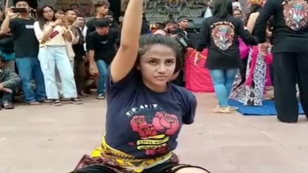 Wajah Mirip Bule, Perempuan Ini Jadi Pawang Kuda Lumping, Penonton ...
