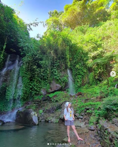 Potret Artis saat Wisata Air Terjun. (Foto: Instagram)