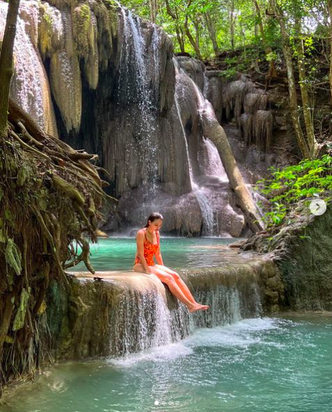 Potret Artis saat Wisata Air Terjun. (Foto: Instagram)