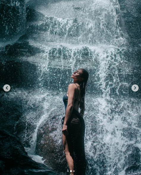 Potret Artis saat Wisata Air Terjun. (Foto: Instagram)