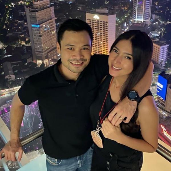 Pasangan artis suaminya lebih muda. (Foto: instagram)