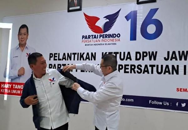Ketua Umum DPP Partai Perindo Hary Tanoesoedibjo (HT) memakaikan jaket Perindo kepada Ketua DPW Partai Perindo Jatenng Mayjen TNI (Purn) Wuryanto yang baru dilantik, Senin (23/1/2023). (Foto: MPI/Eka Setiawan)