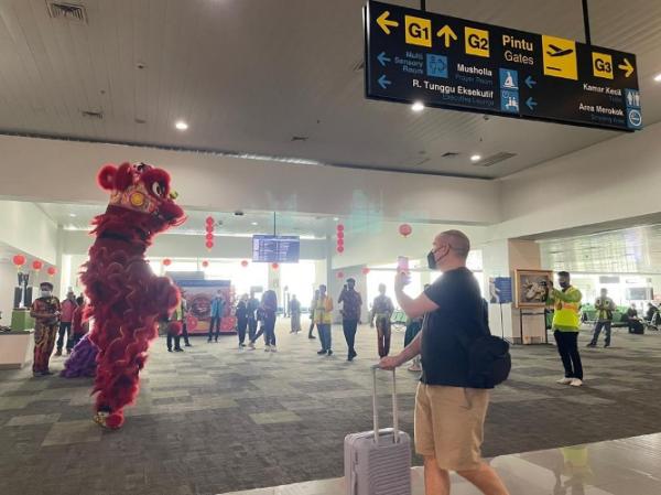 Pertunjukan barongsai dalam rangka Tahun Baru Imlek di Bandara kelolaan Angkasa Pura I. (Foto: dok AP I)