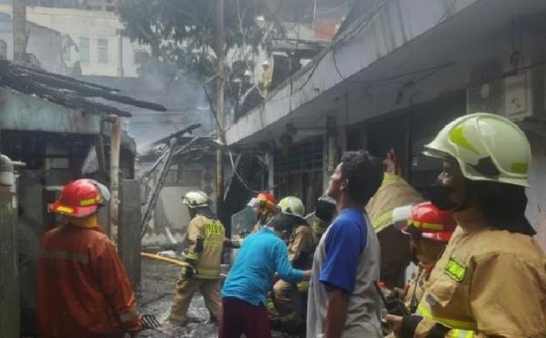 Kebakaran Hanguskan Rumah di Penjaringan Jakarta Utara, 95 Personel Damkar Meluncur