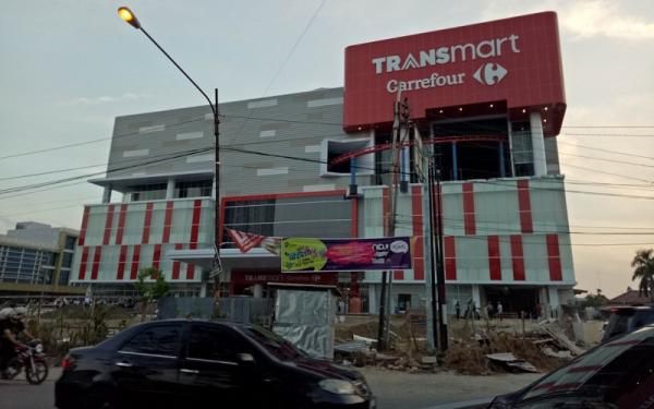 Transmart Palembang di Jalan Radial. (Foto: Hallo Palembang)