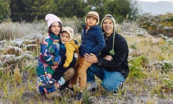 Andien dan keluarga di Bromo. (Foto: IG @Andienaisyah).
