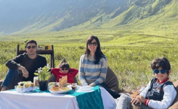Fahri Albar dan keluarga di Bromo. (Foto: IG @renata711).