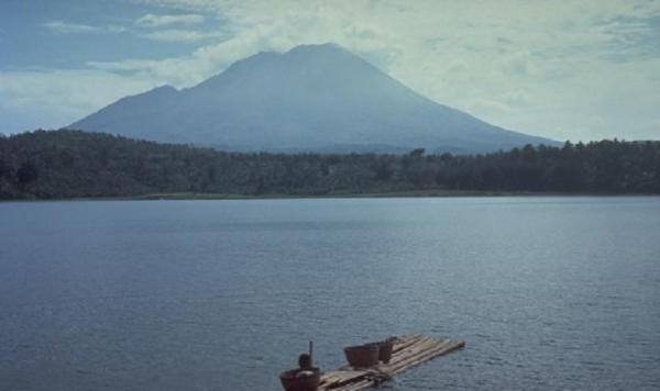 Penampakan Gunung Lemong dengan pemandangan ranu. (Wikipedia).