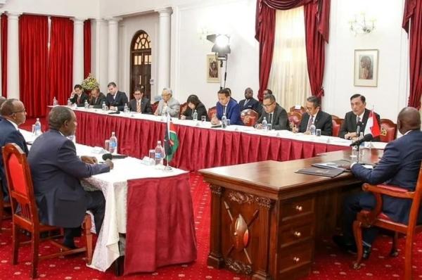 Menko Marves Luhut Binsar Pandjaitan bertemu Presiden Republik Kenya, William Ruto. Pertemuan fokus membahas kerja sama perdagangan hingga pertambangan. (Foto: Instagram @luhut.pandjaitan)