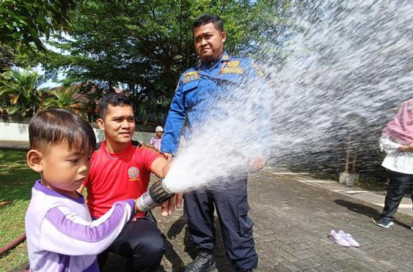 Mengenal Profesi, Puluhan Anak PAUD di Kulonprogo Belajar Pemadam Kebakaran